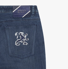 Load image into Gallery viewer, Jeans mit grau Logo
